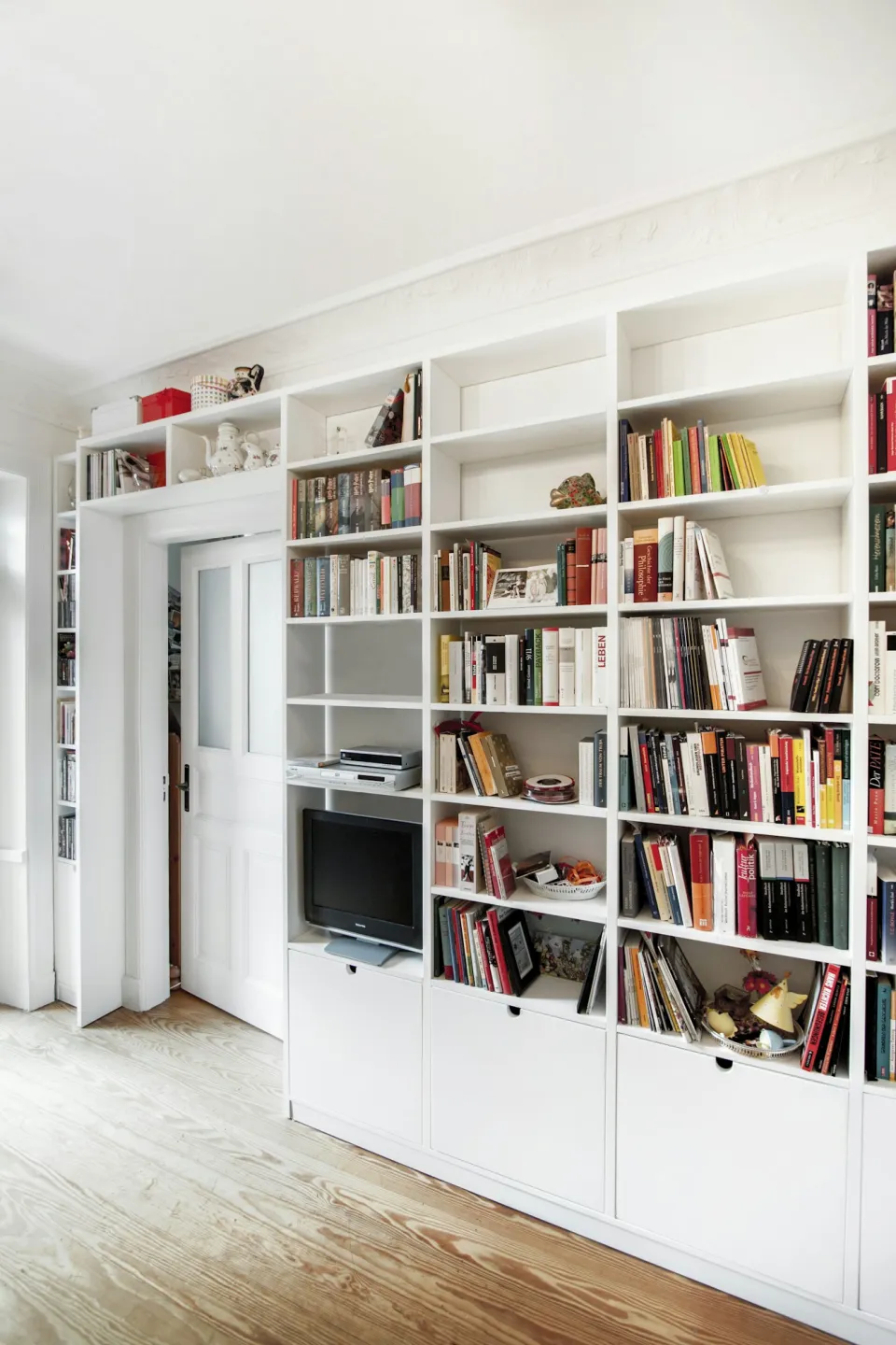 Balta biblioteka aplink duris