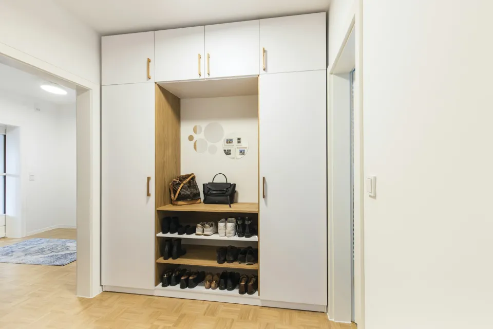 Balta prieškambario spinta su atvira niša batams