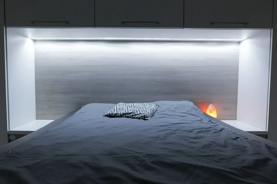 Įmontuota galvūgalio niša su LED apšvietimu